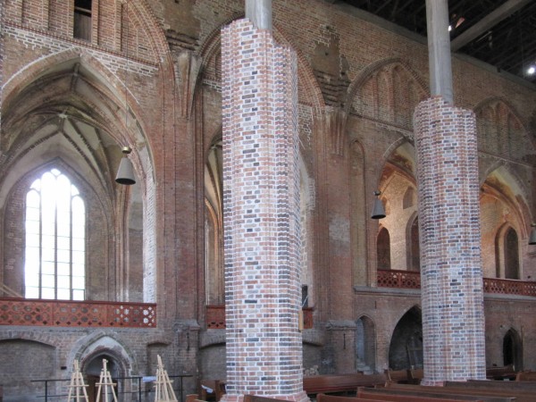 S�dseite im Kirchenschiff mit den neuen Holzbr�stungen