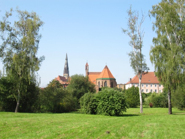 Blick aus dem Park auf die Stadt mit Kloster und Marienkirche