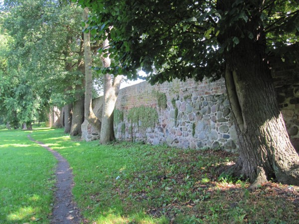 An der restaurierten Stadtmauer