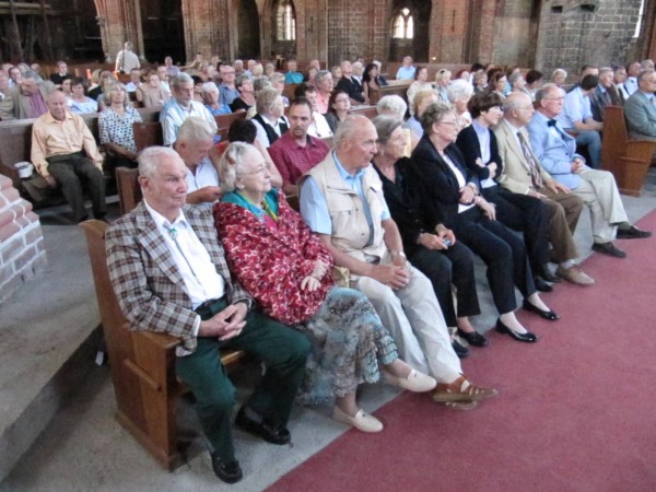 G�ste bei der Er�ffnung