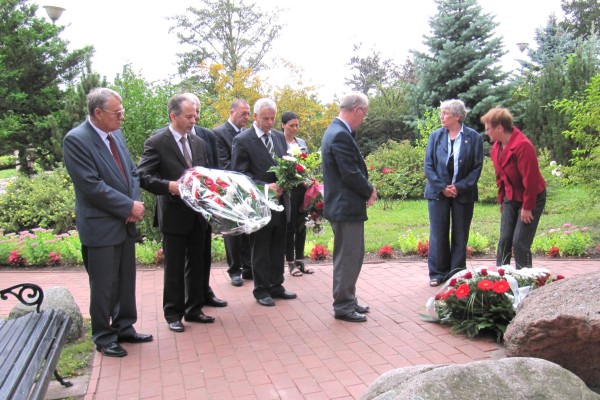 Friedhof - Blumengestecke an der der Gedenkst�tte