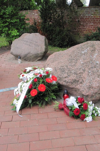Friedhof - Blumen an den Steinen
