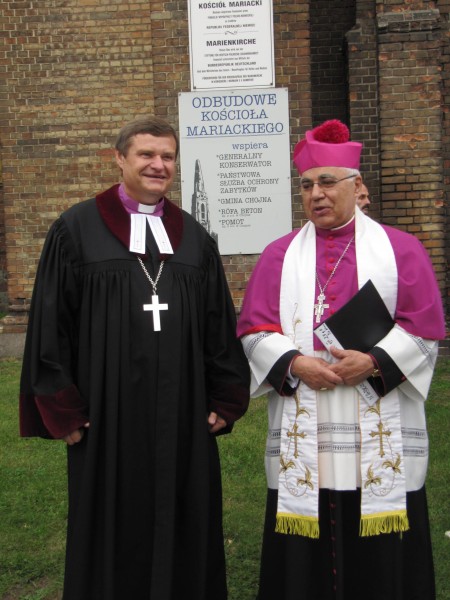 �kum. Gottesdienst - Bischof Ryszard Bogusz der Di�zese Breslau der polnischen evangelischen Kirche Augsburger Konfession und Weihbischof Marian Kruszylowicz aus Stettin vor der Kirche