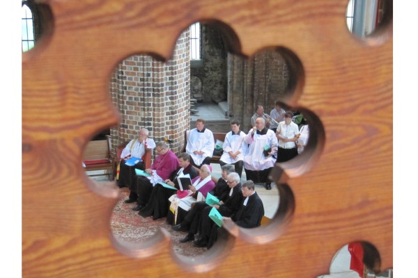 �kum. Gottesdienst - Blick in den Chorraum durch eine neue Br�stung