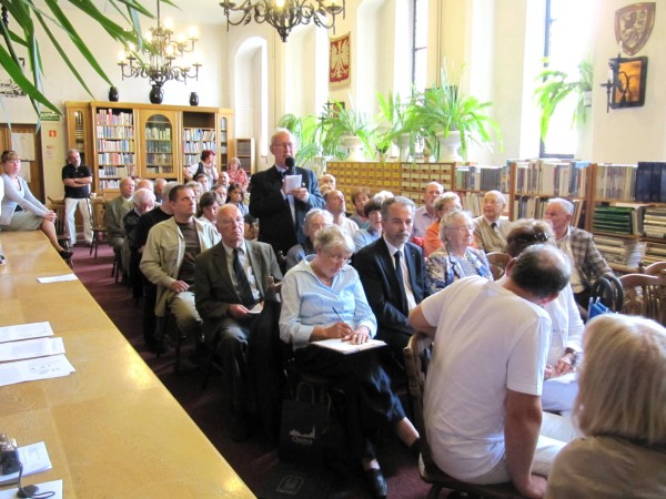 Diskussion in der Bibliothek